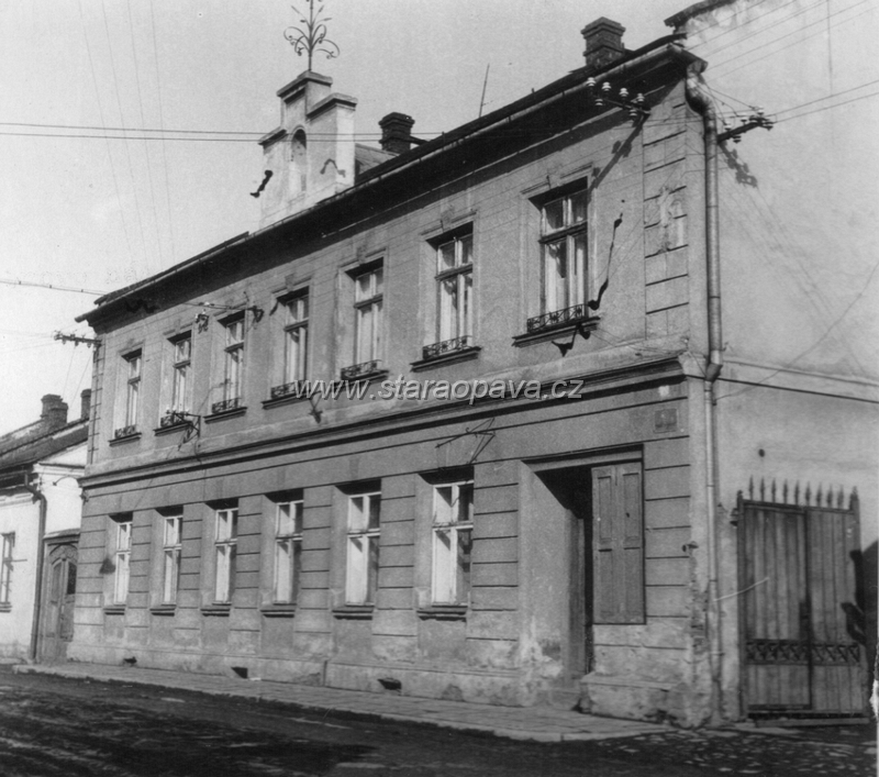 halkova (8).jpg - Hálkova ulice č. 9 na fotografii z 50.let 20.století.